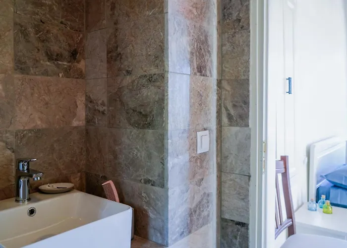 Uptown Carmine * Symi