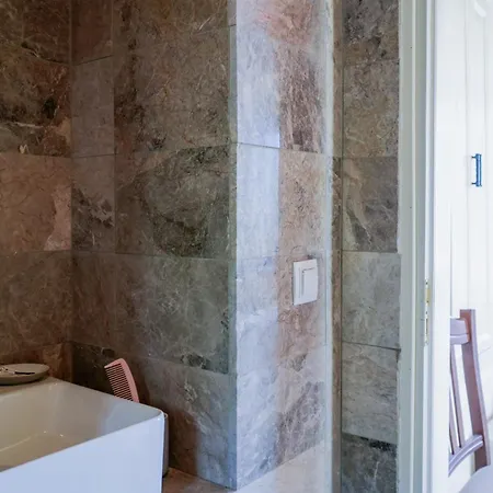 Uptown Carmine * Symi